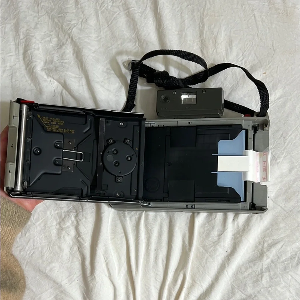 Polaroid Automatic 340 Land Camera - Black and Silver - Picture 5 of 7